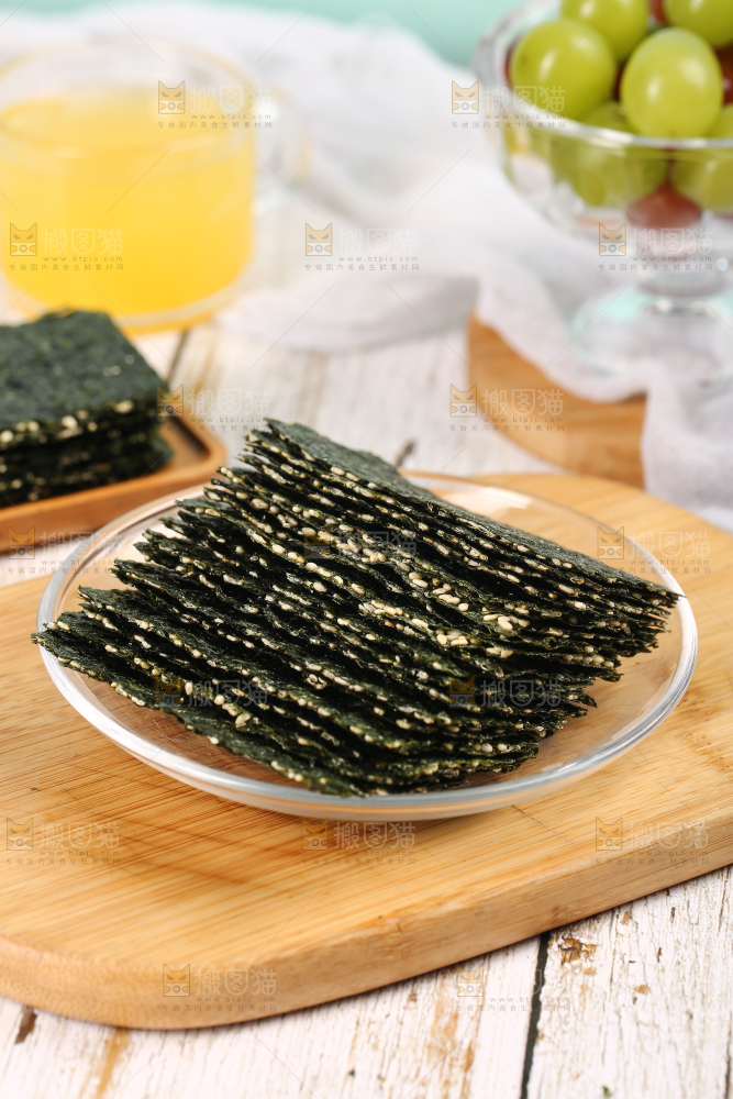 木板上摆放着一盘夹心海苔