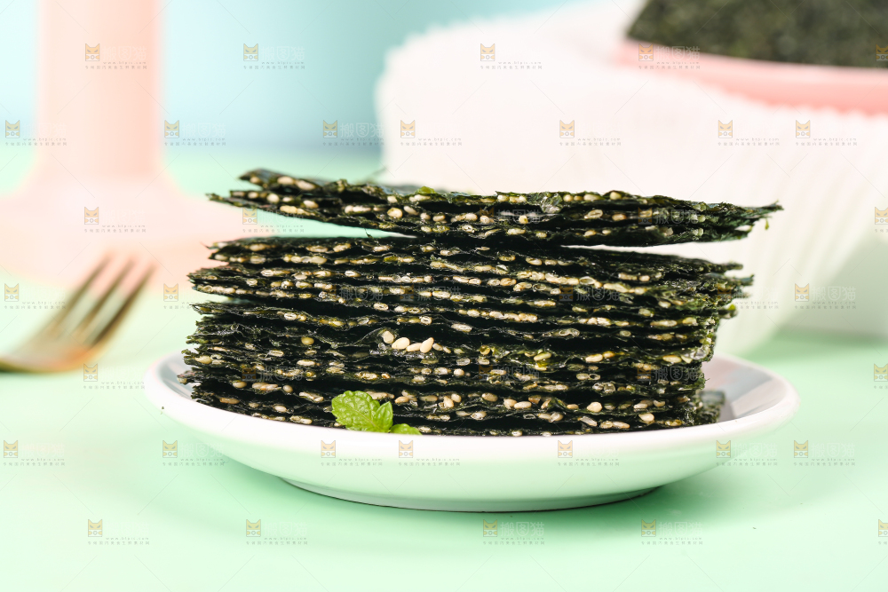 浅绿底上放着一盘海苔夹心脆