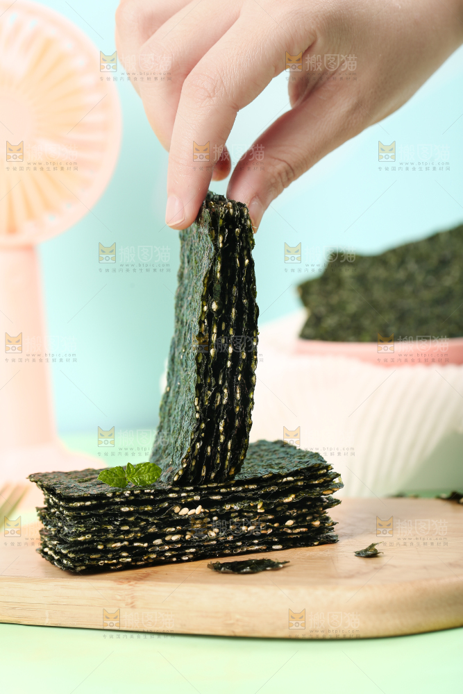 手拿着夹心海苔脆