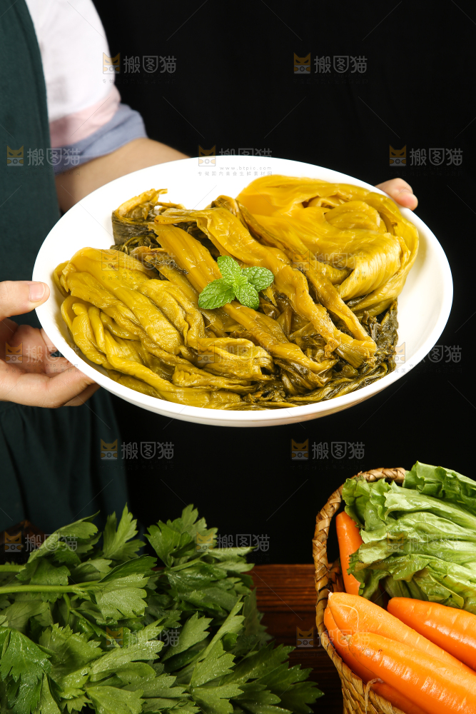 手里端着一盘酸菜