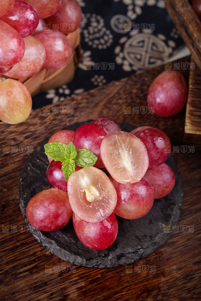 黑石板上的玻璃翠葡萄