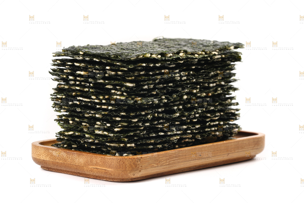 白底上放着一盘海苔夹心脆