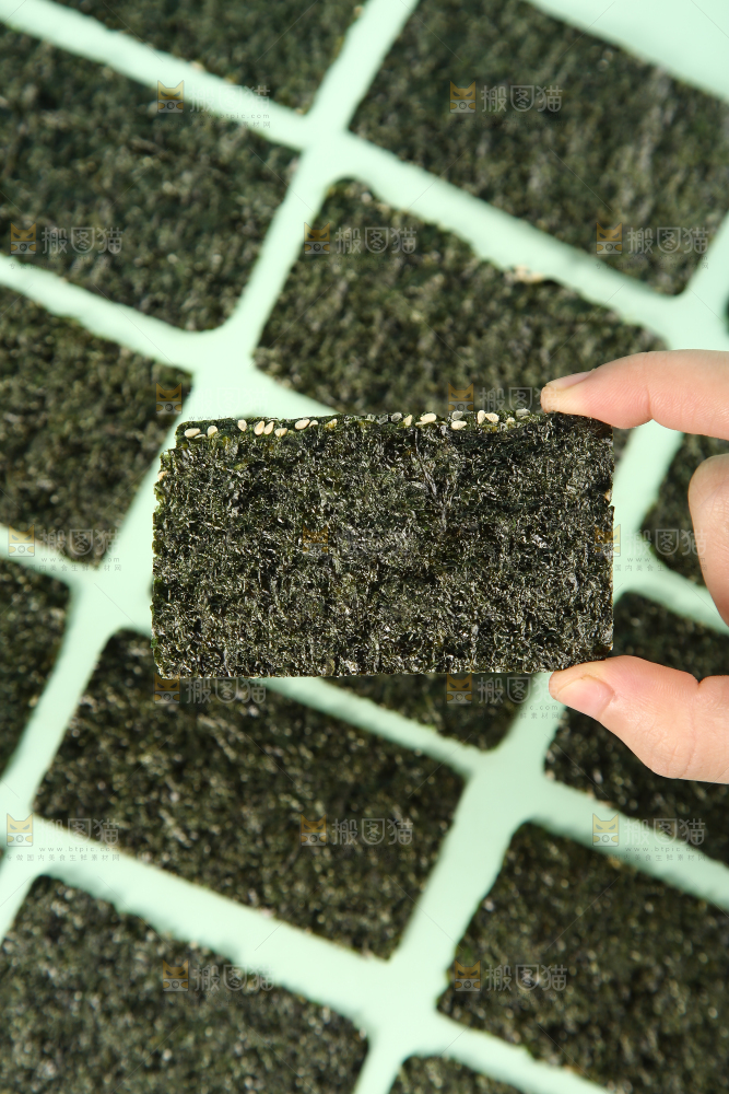 手里拿着夹心海苔脆