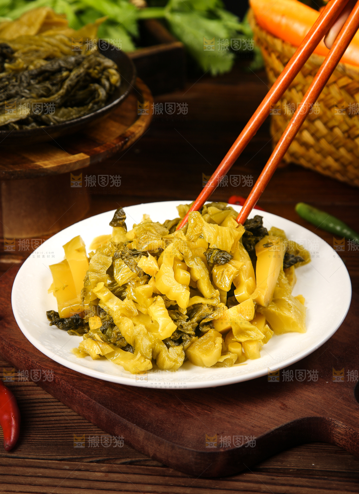 筷子夹着咸菜