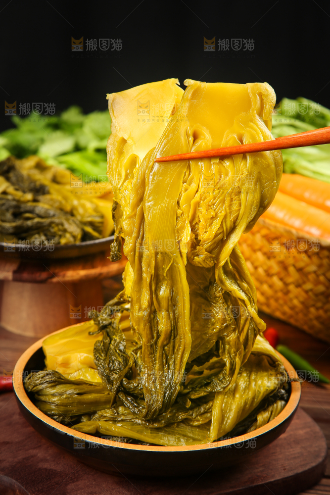 筷子夹着鱼酸菜
