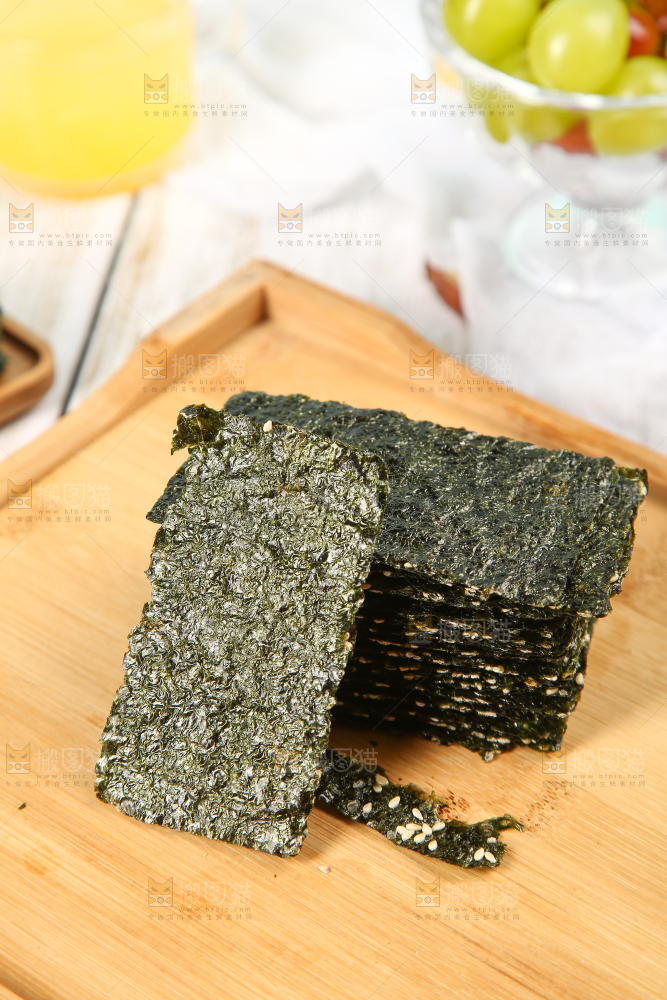 木盘里摆放着海苔夹心脆