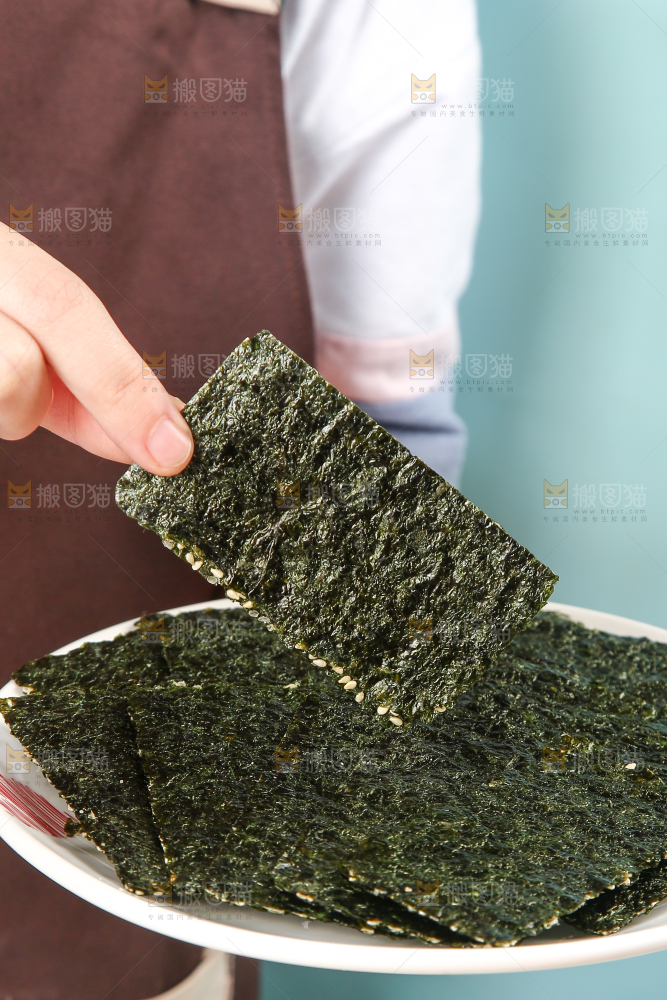 手拿着夹心海苔脆