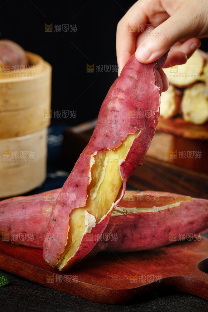 手里拿着板栗紅薯