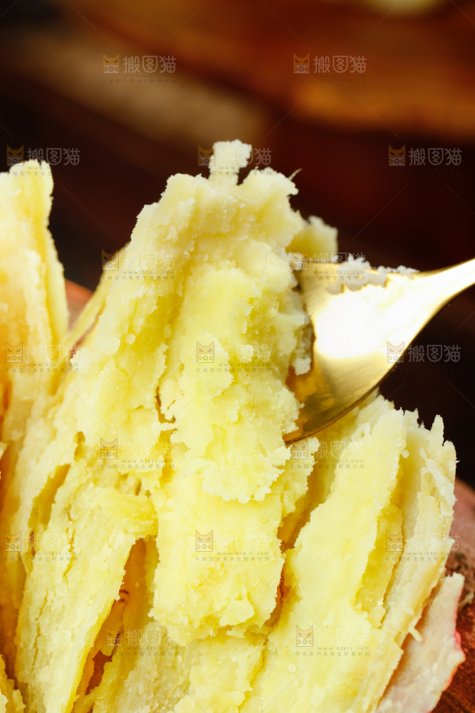 勺子里的黃心紅薯