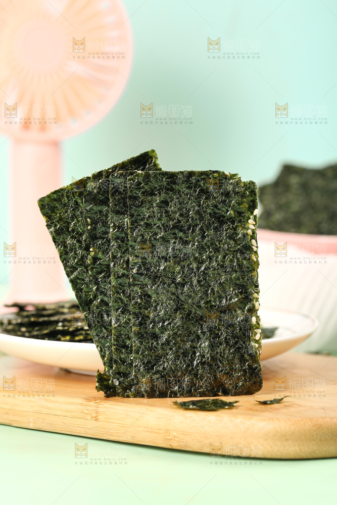 木板上的芝麻夹心海苔