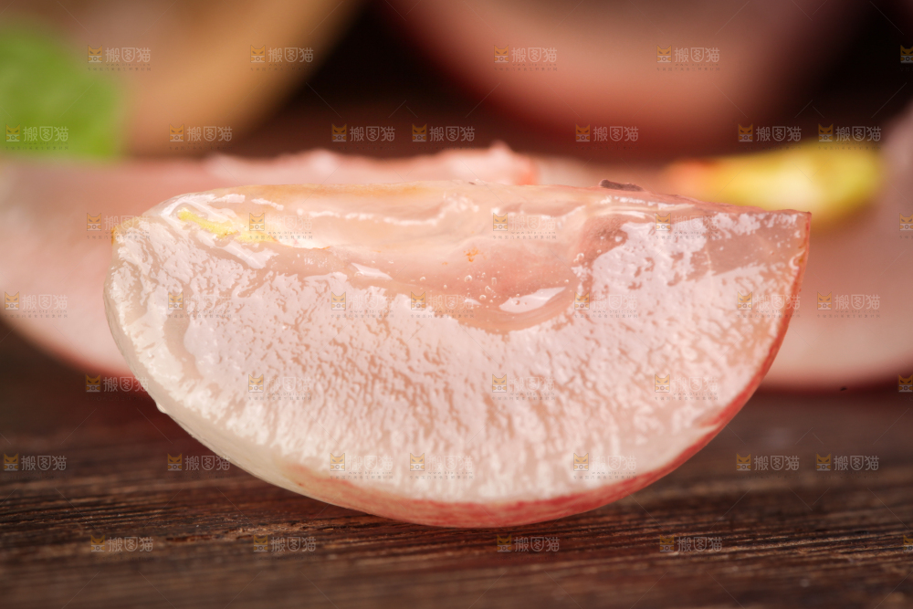 木底上的红提果肉