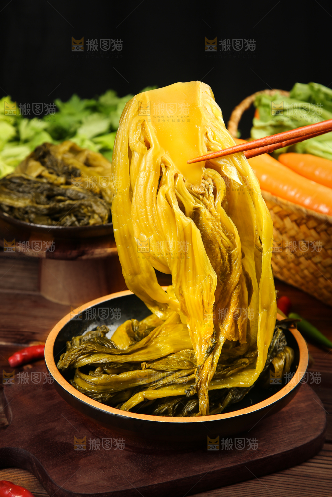 筷子夹着鱼酸菜