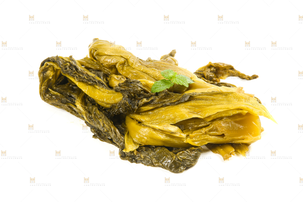 白底上摆放着酸菜