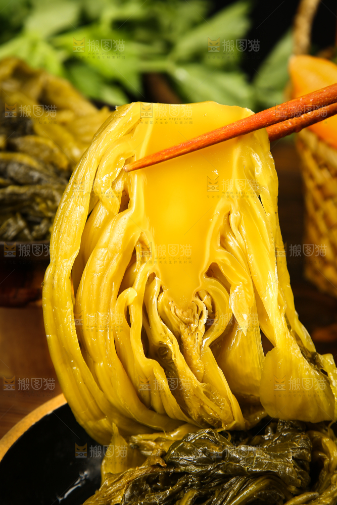 筷子夹着鱼酸菜