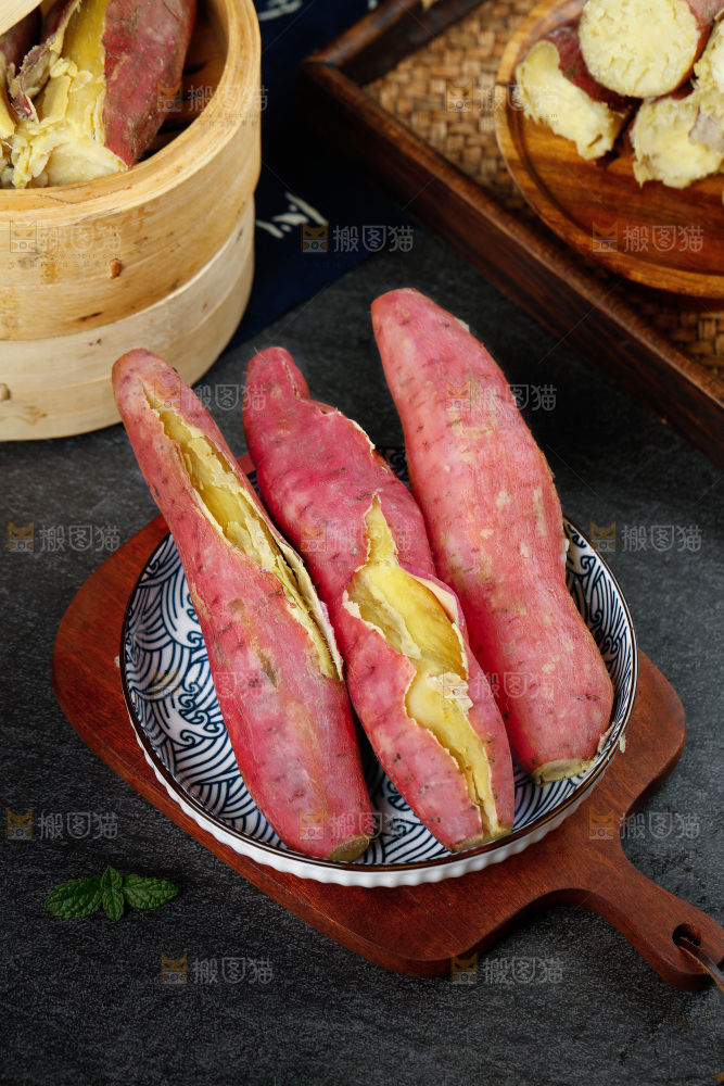 手里拿着板栗紅薯