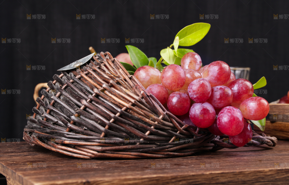 篮子里的新鲜红提