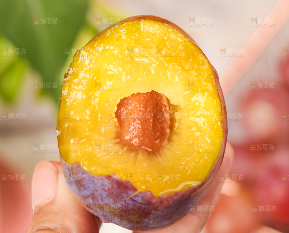 手里拿着梅子