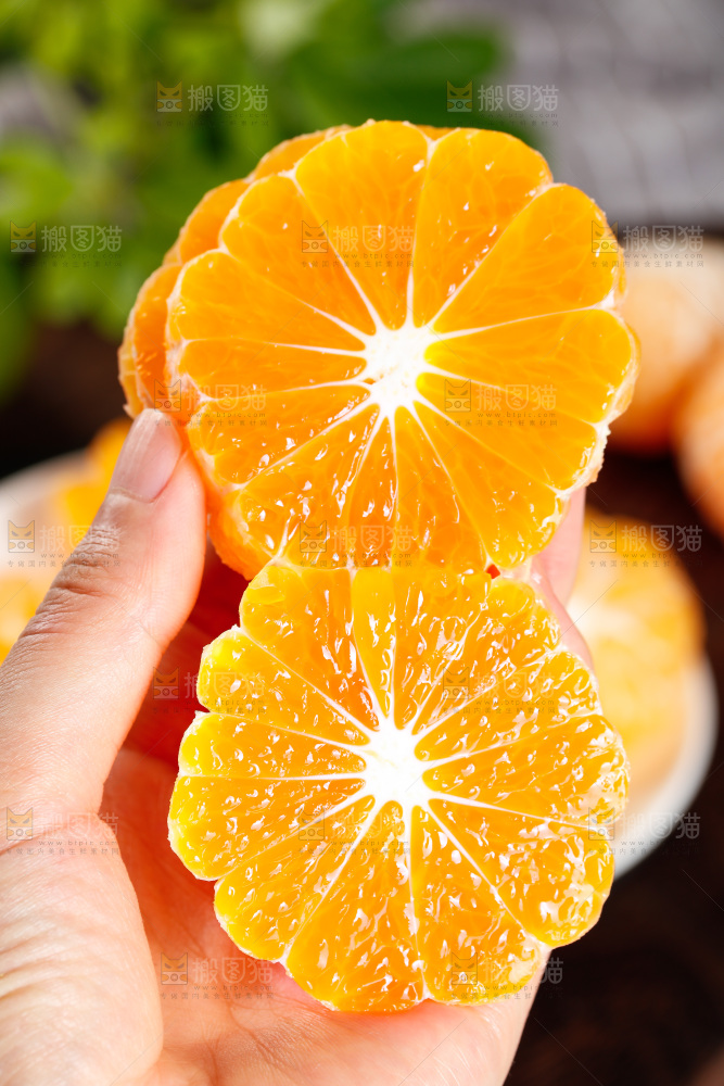 手里拿着蜜桔果肉