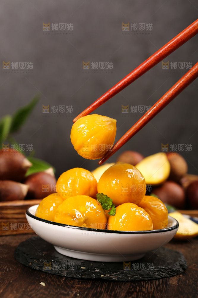 筷子夹着锥栗仁