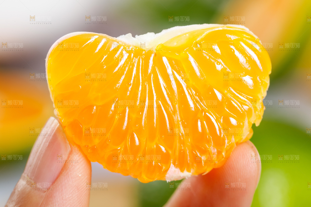 手里拿着蜜橘果肉