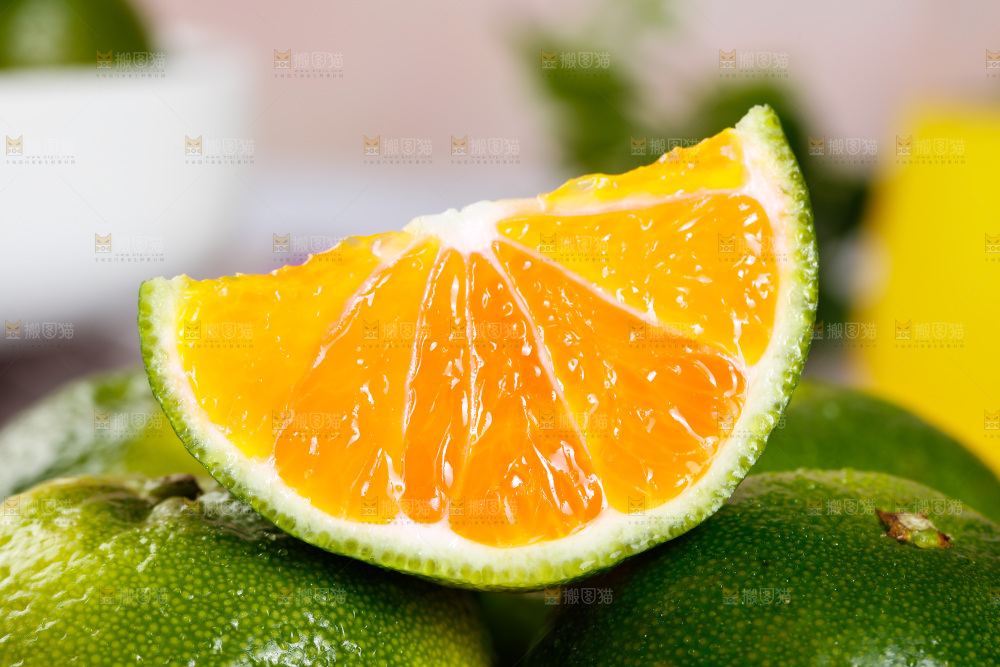 一堆新鲜青皮蜜桔