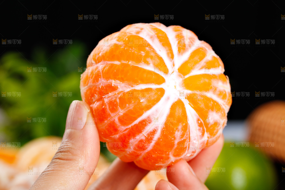 手里拿着蜜桔果肉