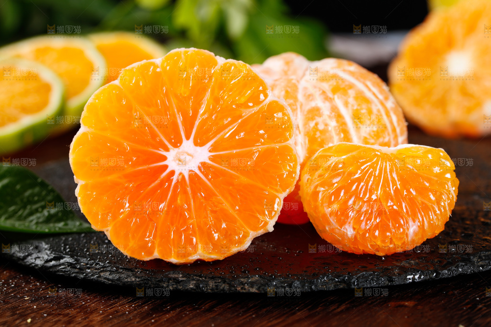 黑底上的蜜桔果肉