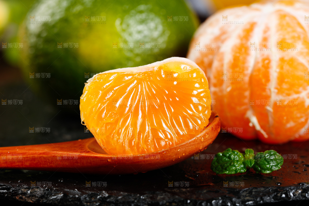 勺子舀着橘子果肉