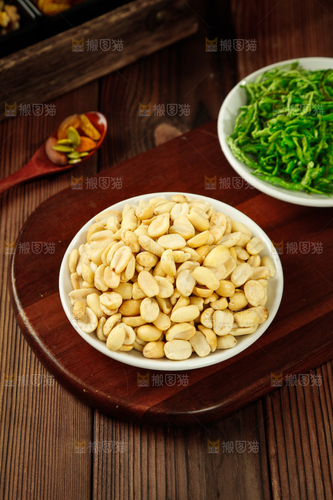 木板上的花生仁