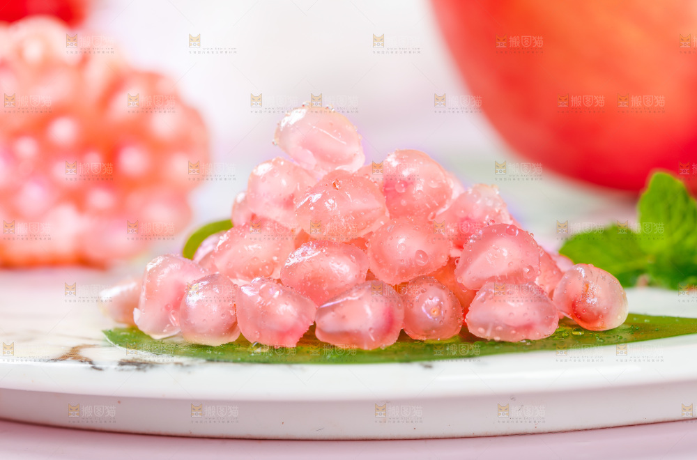盘子里的水晶石榴籽