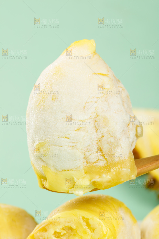 勺子上舀着冷冻榴莲