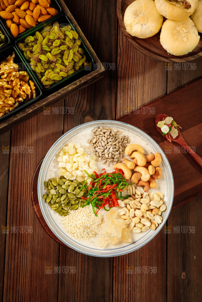 木底上放着一盘五仁月饼馅料