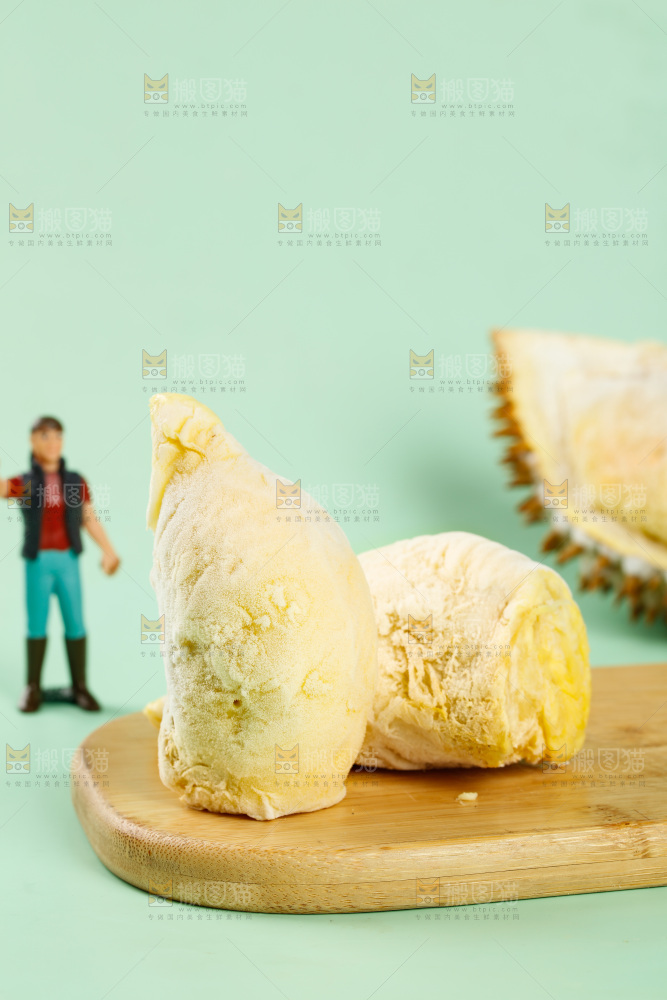 木板上摆放着冷冻榴莲果肉