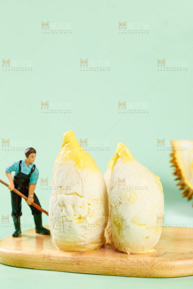 木板上摆放着冷冻榴莲果肉