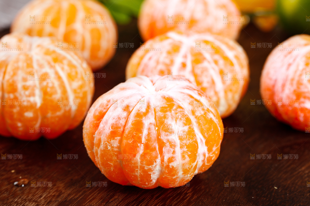 木底上的橘子果肉