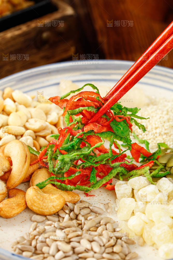筷子上夹着五仁月饼馅料