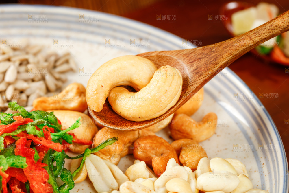 勺子上舀着腰果仁