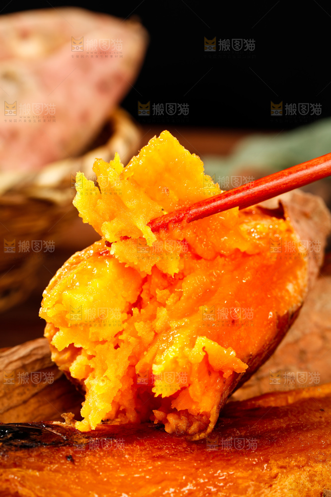 筷子上夹着蜜薯