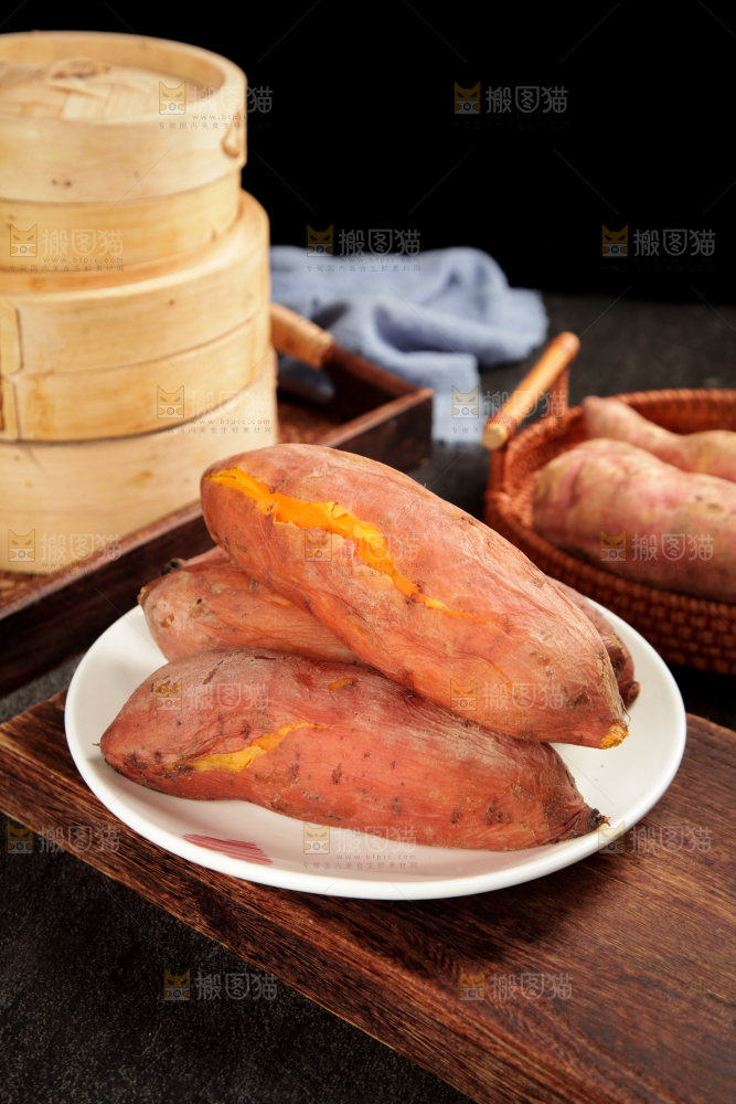 木板上放着一盘地瓜