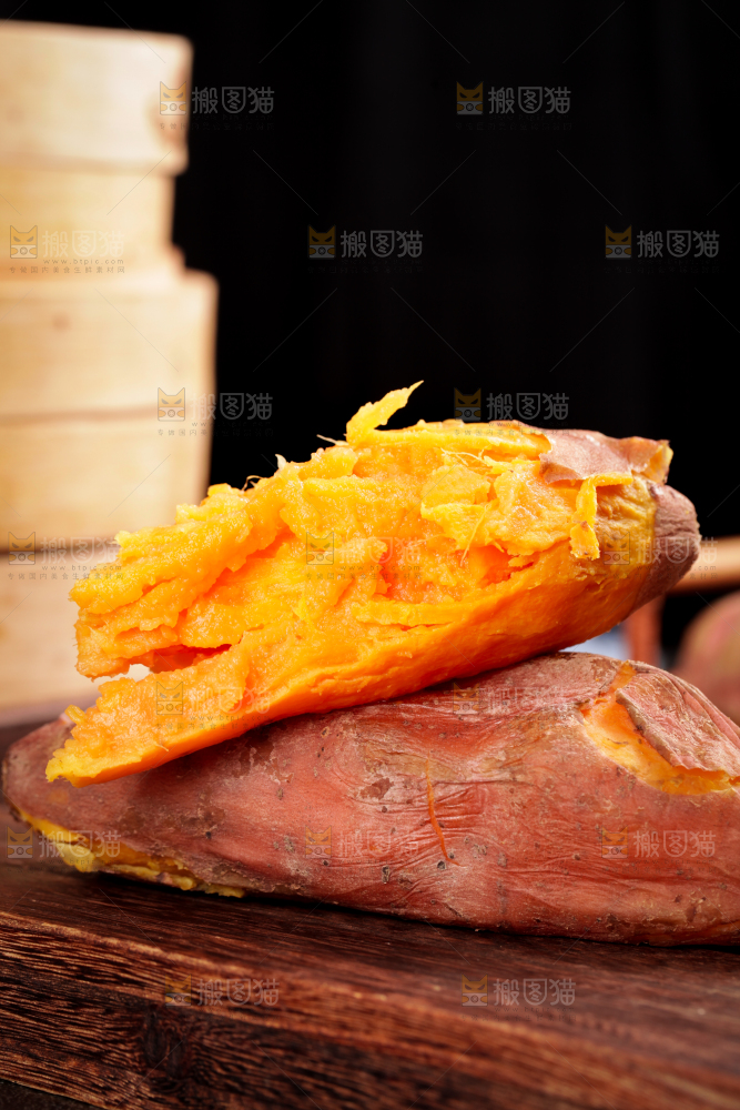 木板上的黄金蜜薯