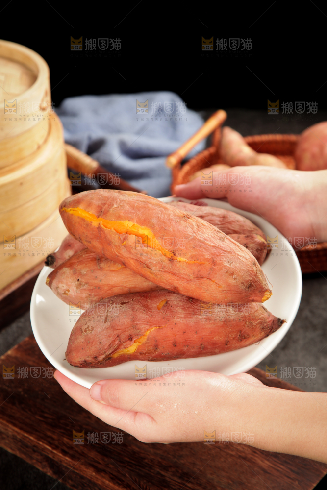手里端着一盘蜜薯
