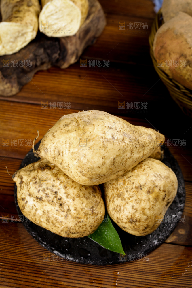 黑石板上的白皮番薯