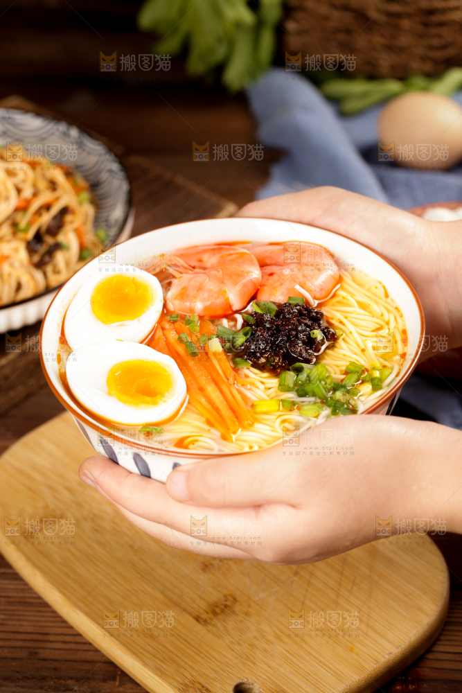 手里端着一碗鲜虾鸡蛋面