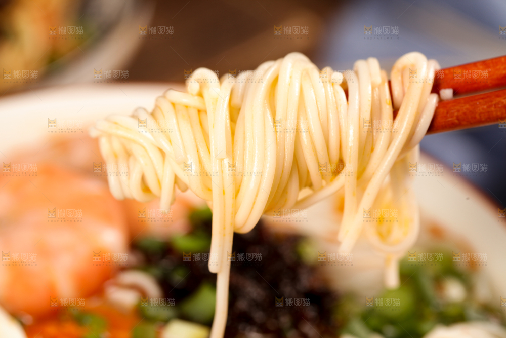 筷子上夹着面条