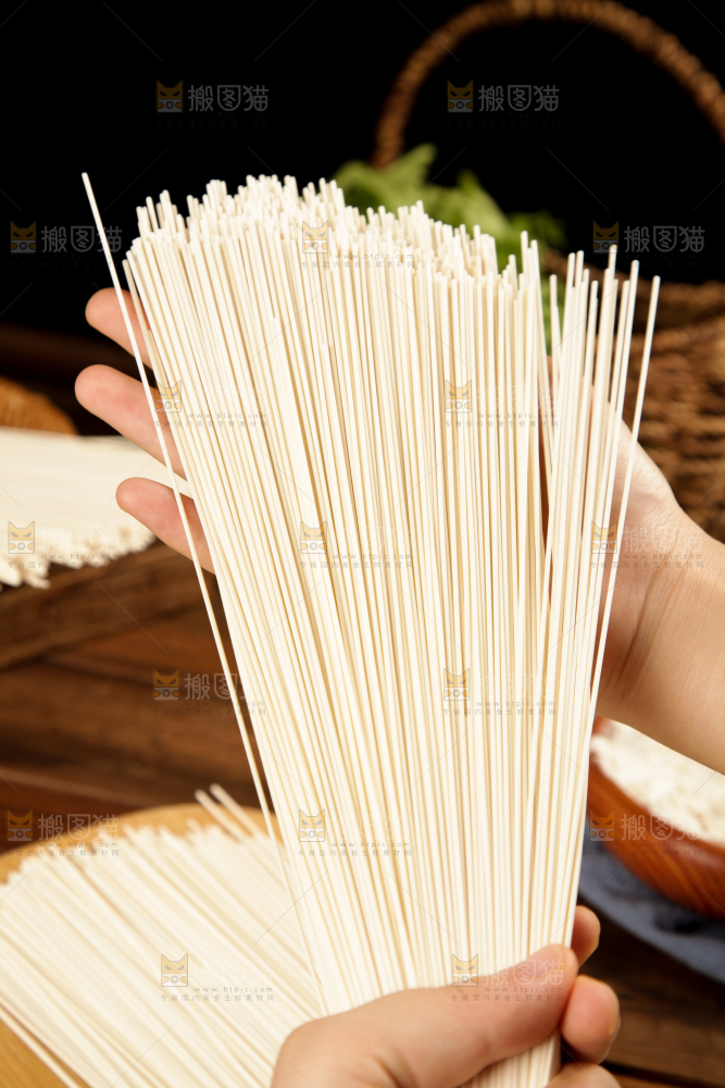 手里拿着圆挂面