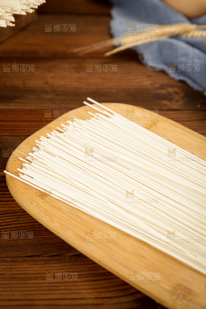 木板上的面条