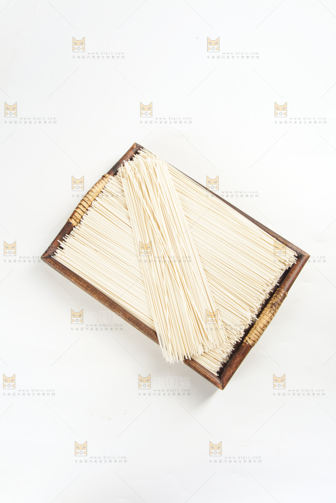 木盘里的手工面