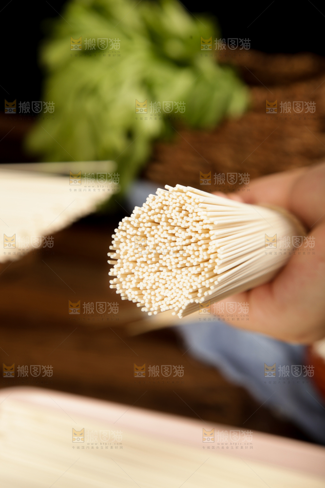 手里拿着圆挂面