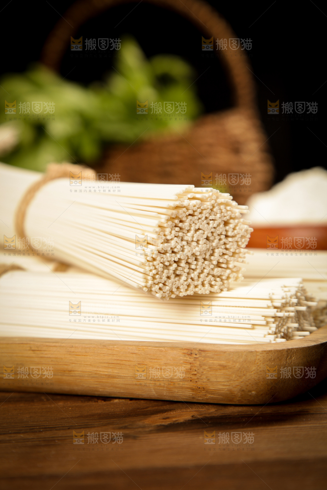 木盘里的手工面