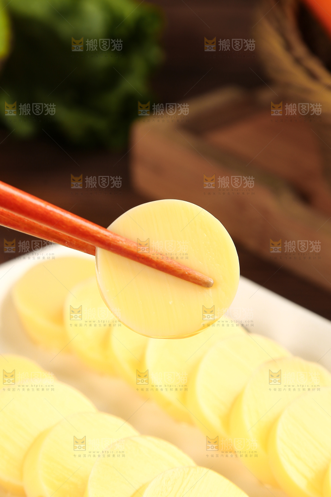 木底上的鸡蛋豆腐
